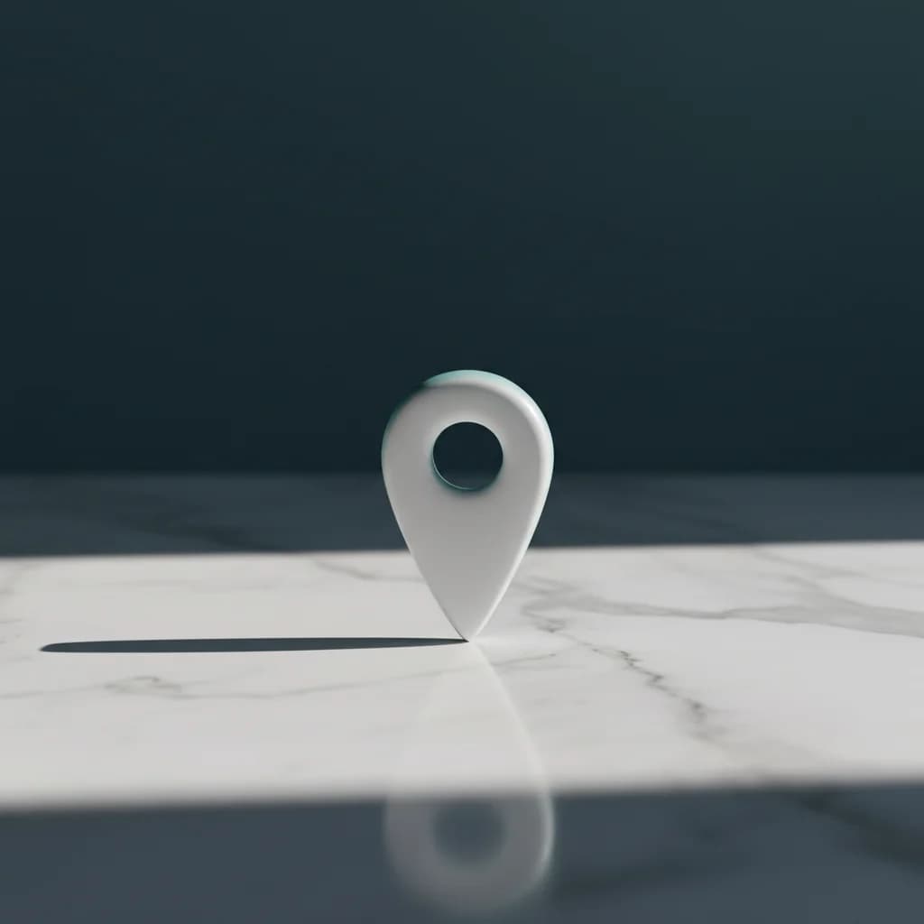 Eine weiße Kartennadel steht auf einer hellen Fläche vor dunklem Hintergrund.